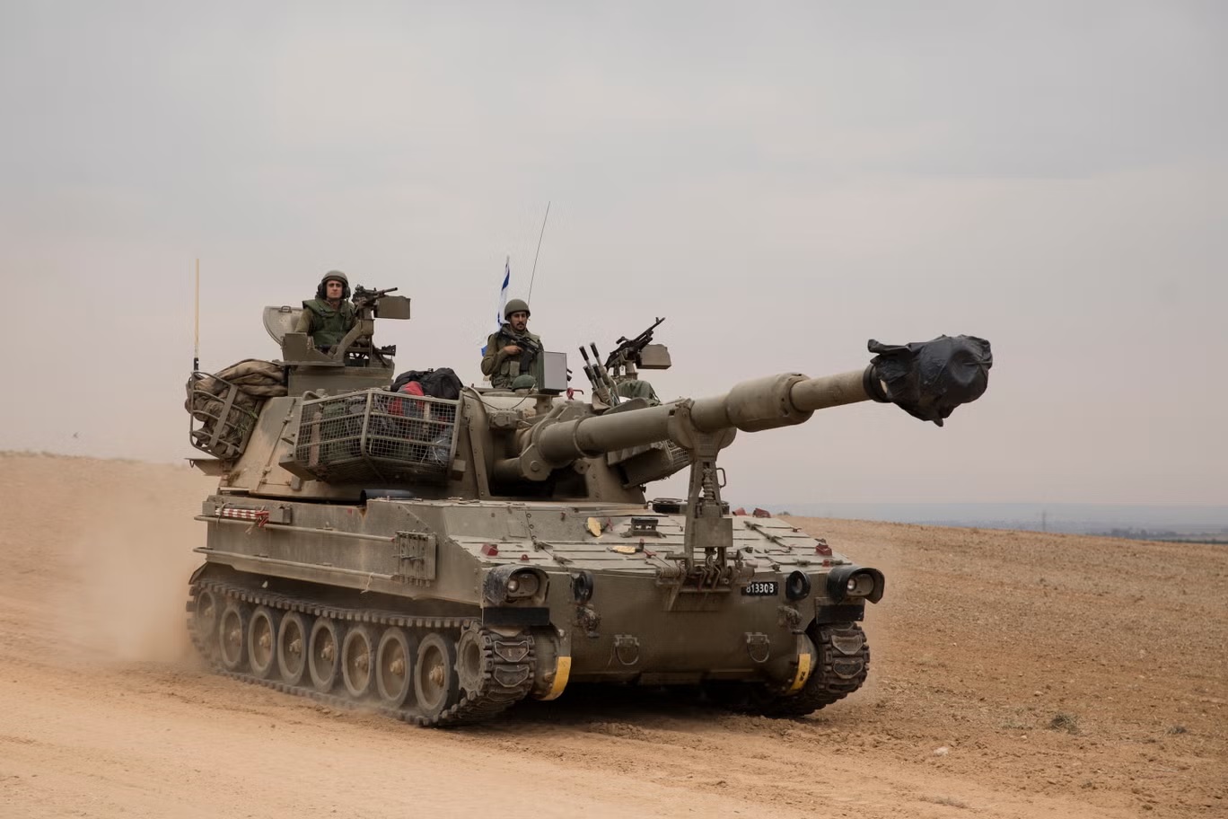 دبابة إسرائيلية تتجه نحو الحدود الجنوبية الإسرائيلية مع قطاع غزة (غيتي)