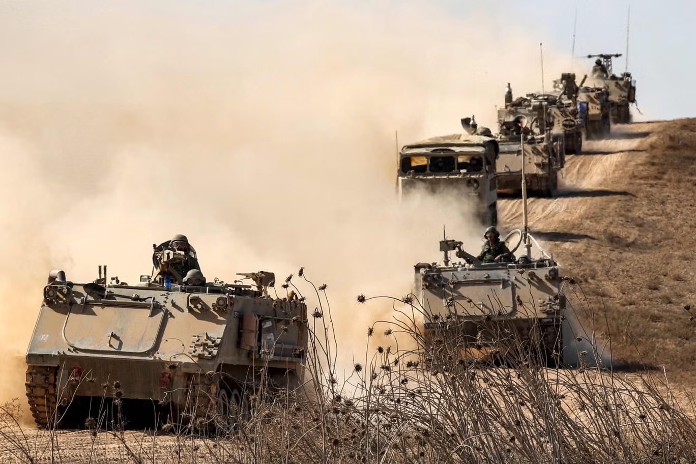 ناقلات جند مدرعة تابعة للجيش الإسرائيلي تنتشر على طول الحدود مع قطاع غزة (أ ف ب)