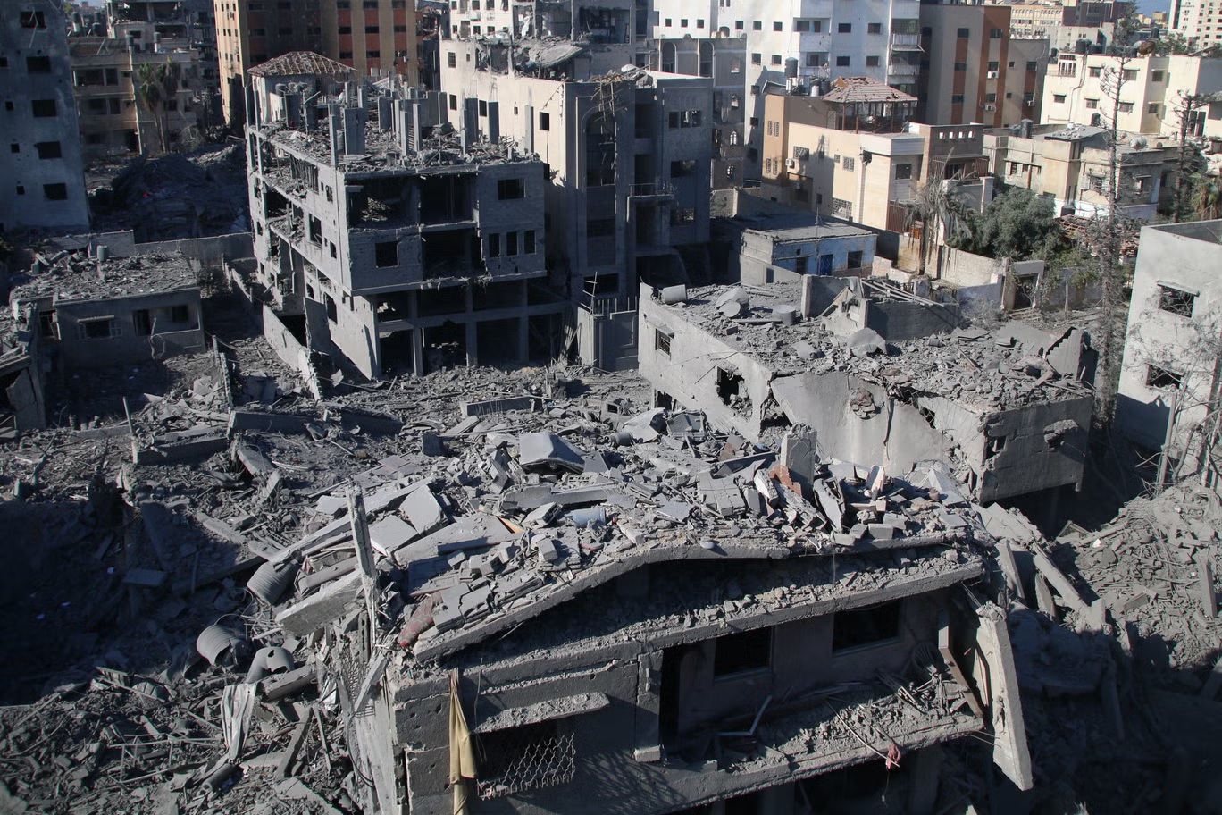 عشرات المباني دمرت بالغارات الجوية الإسرائيلية على غزة (غيتي)