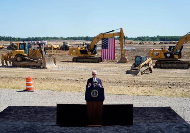 الرئيس الأميركي جو بايدن يتحدث في المصنع الجديد لشركة انتل بمدينة نيوالباني في ولاية أوهايو بتاريخ سبتمبر 2022