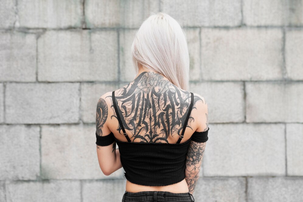 femme-coup-moyen-tatouages-dos_23-2149028743.jpg