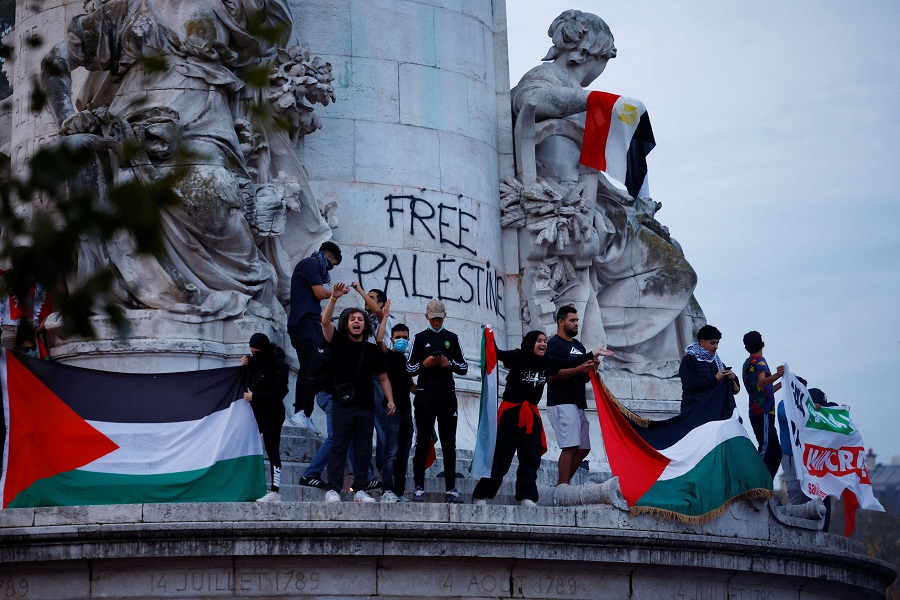 الاحتجاجات المساندة للفلسطينيين في فرنسا وموقف دارمانان منها ومن بنزيمة أعادته إلى واجهة الأحداث الصورة من رويترز.jpg