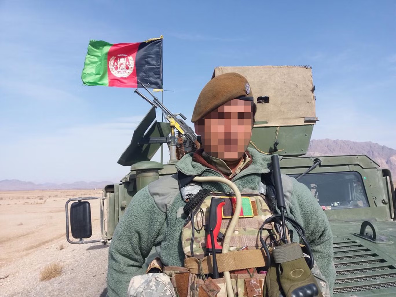 روى ميرويس، الجندي السابق في 444، ما تعرض له من تعذيب بالصدمات الكهربائية وأنابيب المياه. أخفيت معالم وجهه حفاظاً على سلامته (اندبندنت)