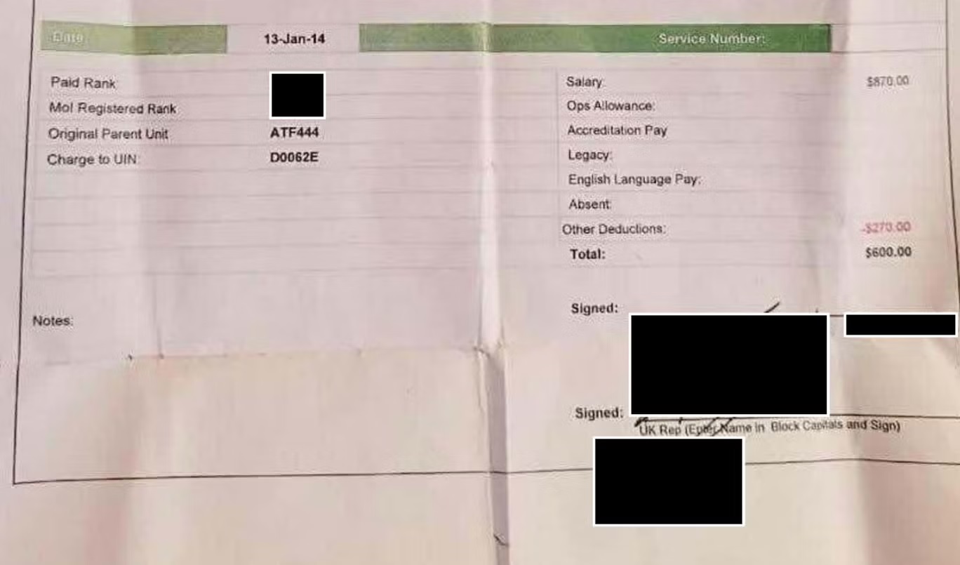 وثيقة قدمها جندي سابق في وحدة 444 تثبت بأنه كان يتلقى أجراً يوقع عليه ممثل عن المملكة المتحدة (اندبندنت)