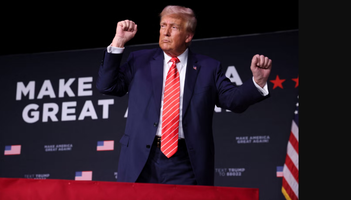  صورة للرئيس الأميركي السابق دونالد ترمب يرقص خلال تجمع انتخابي بولاية أيوا، وسيؤثر رأيه في مسألة رفض الولايات المتحدة إرسال المساعدات إلى أوكرانيا