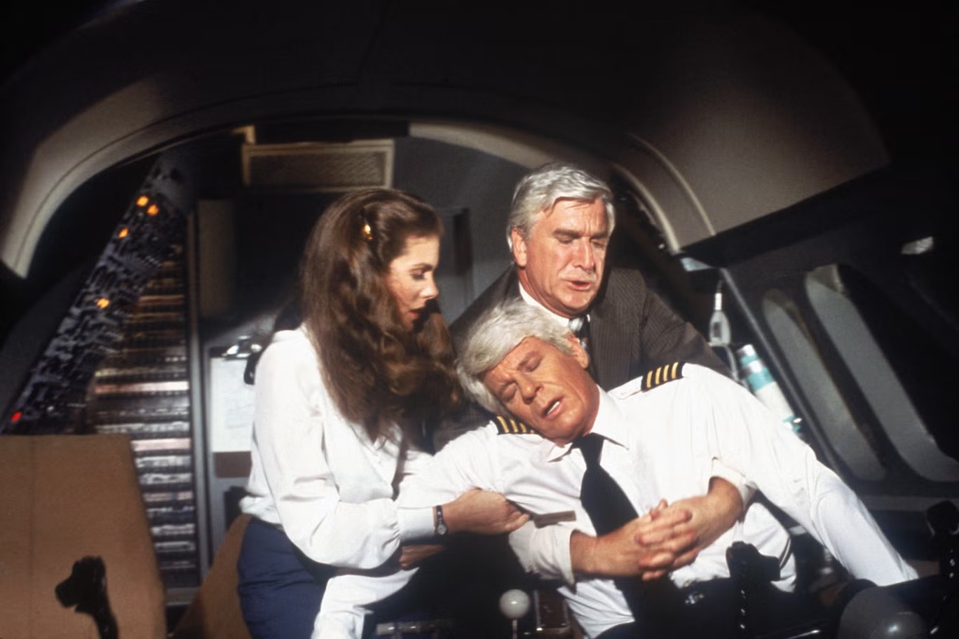ليزلي نيلسن مع جولي هاغرتي وبيتر غرايفز في "طائرة" (باراماونت)