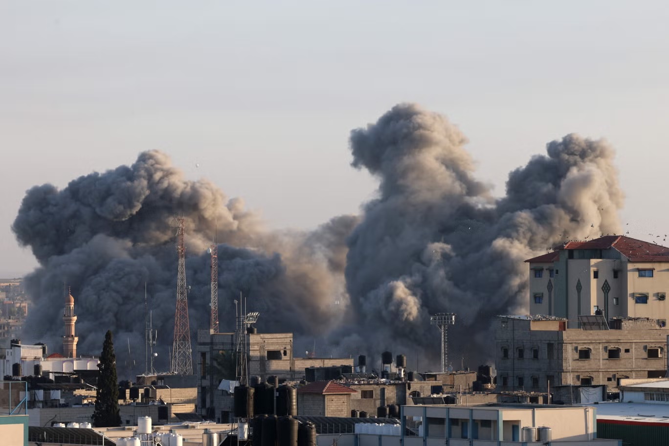 أعمدة الدخان تتصاعد بعد ضربة إسرائيلية في رفح جنوب قطاع غزة يوم الإثنين (أ ف ب عبر غيتي)