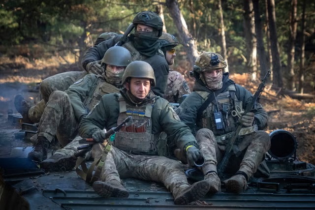 بعض قوات كييف في شمال أوكرانيا (أ ب)