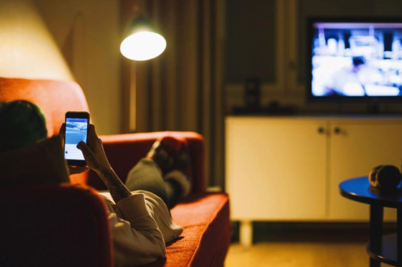 أزاح الهاتف الذكي الشاشة الفضية عن عرشها (وسائل التواصل) 