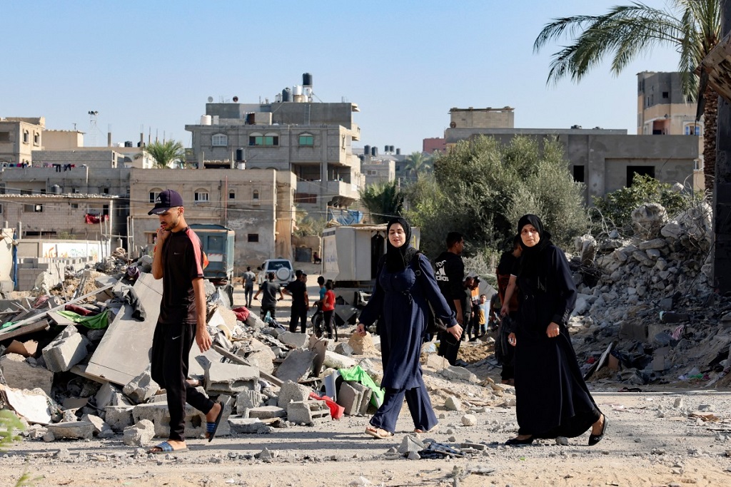 أشخاص يسيرون وسط الدمار في أعقاب ضربة إسرائيلية في رفح جنوب قطاع غزة، في 10 نوفمبر 2023 (أ ف ب).jpg
