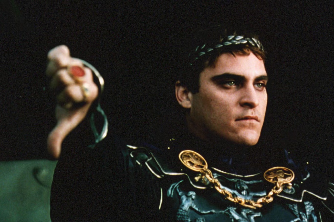فينيكس في دور الإمبراطور المجنون كومودوس في فيلم "المصارع" الضخم لريدلي سكوت سنة 2000 (شترستوك)