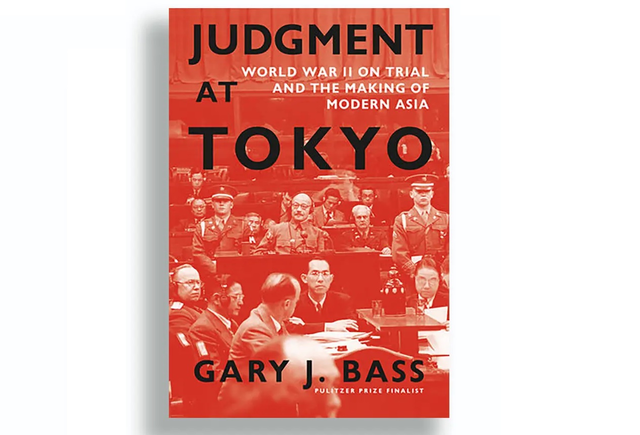 غلاف كتاب "محاكمة في طوكيو: الحرب العالمية الثانية تحت المحاكمة وصعود آسيا الحديثة" لغاري جاي باس (منشورات "نوبف")