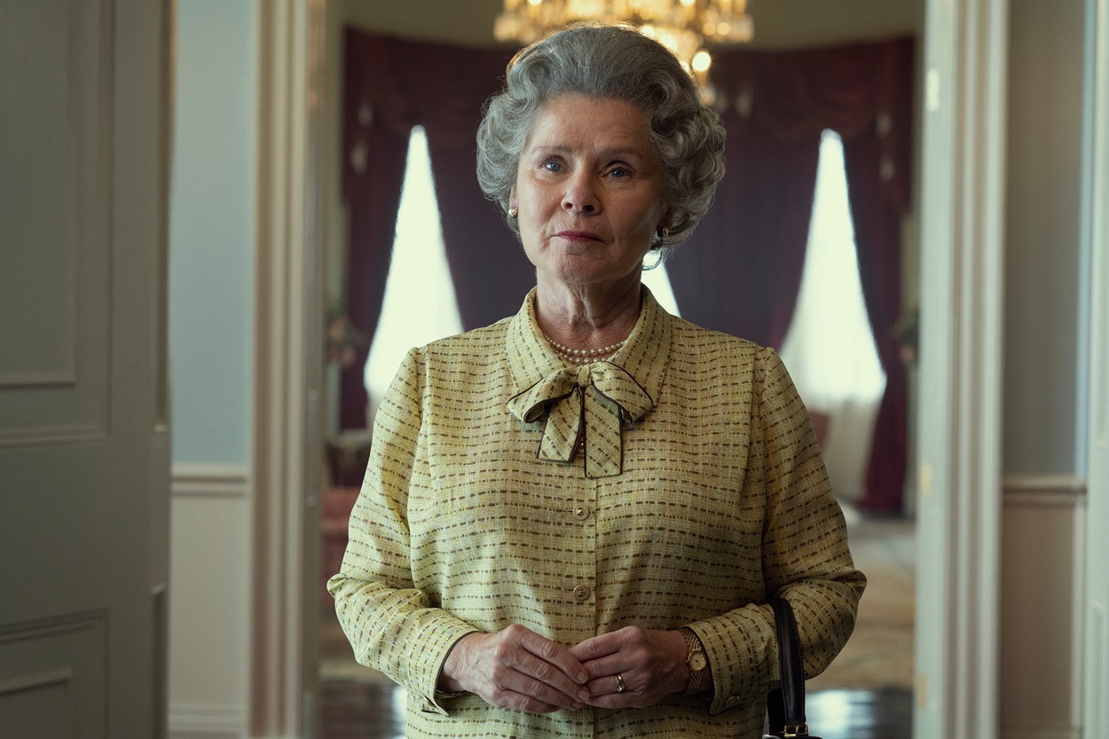 Staunton has played Queen Elizabeth II in ‘The Crown’ since the start of season five_نتفلكس.jpg