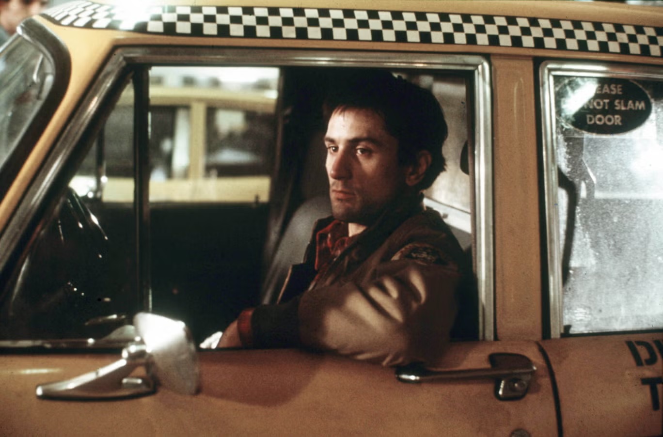 روبرت دي نيرو في فيلم المخرج سكورسيزي الشهير "سائق التاكسي" عام 1976 (كولومبيا/كوبال/شترستوك)