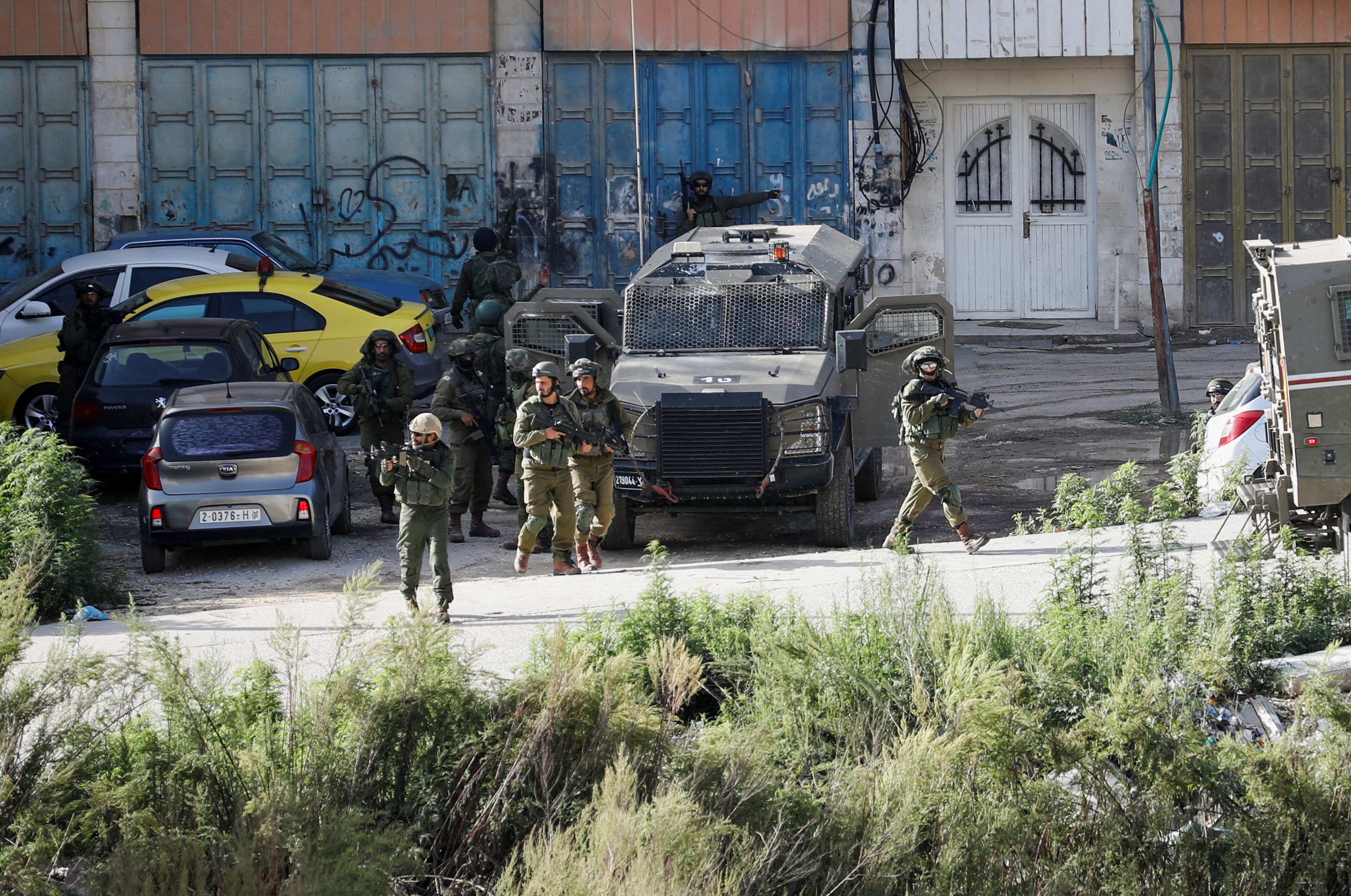 جنود إسرائيليون يشاركون في إغارة على مخيم بلاطة للاجئين بمدينة نابلس 