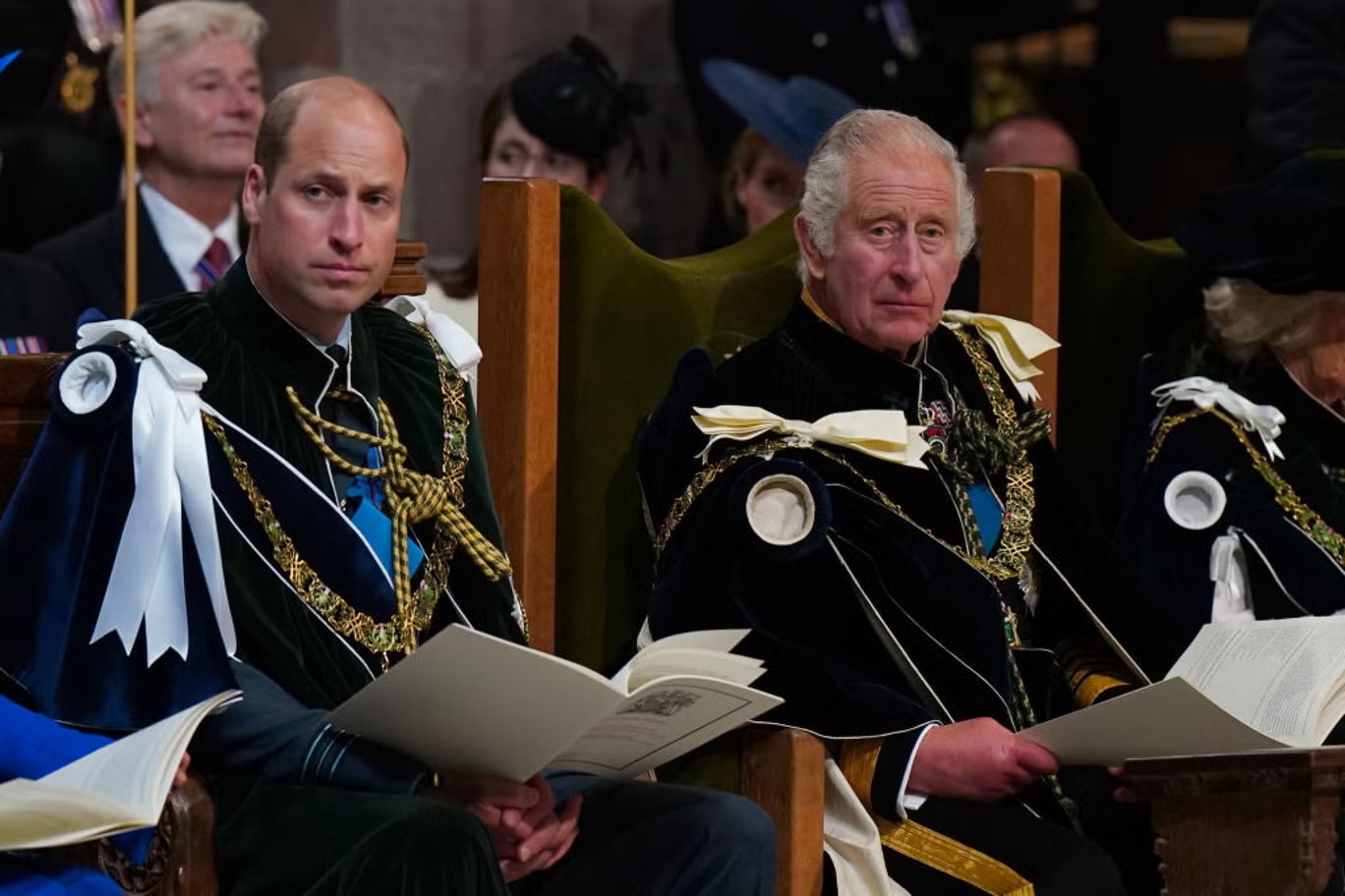 يظهر الملك تشارلز كشخصية أكثر دفئاً من ابنه سريع الغضب ووريثه الأمير وليام (غيتي)