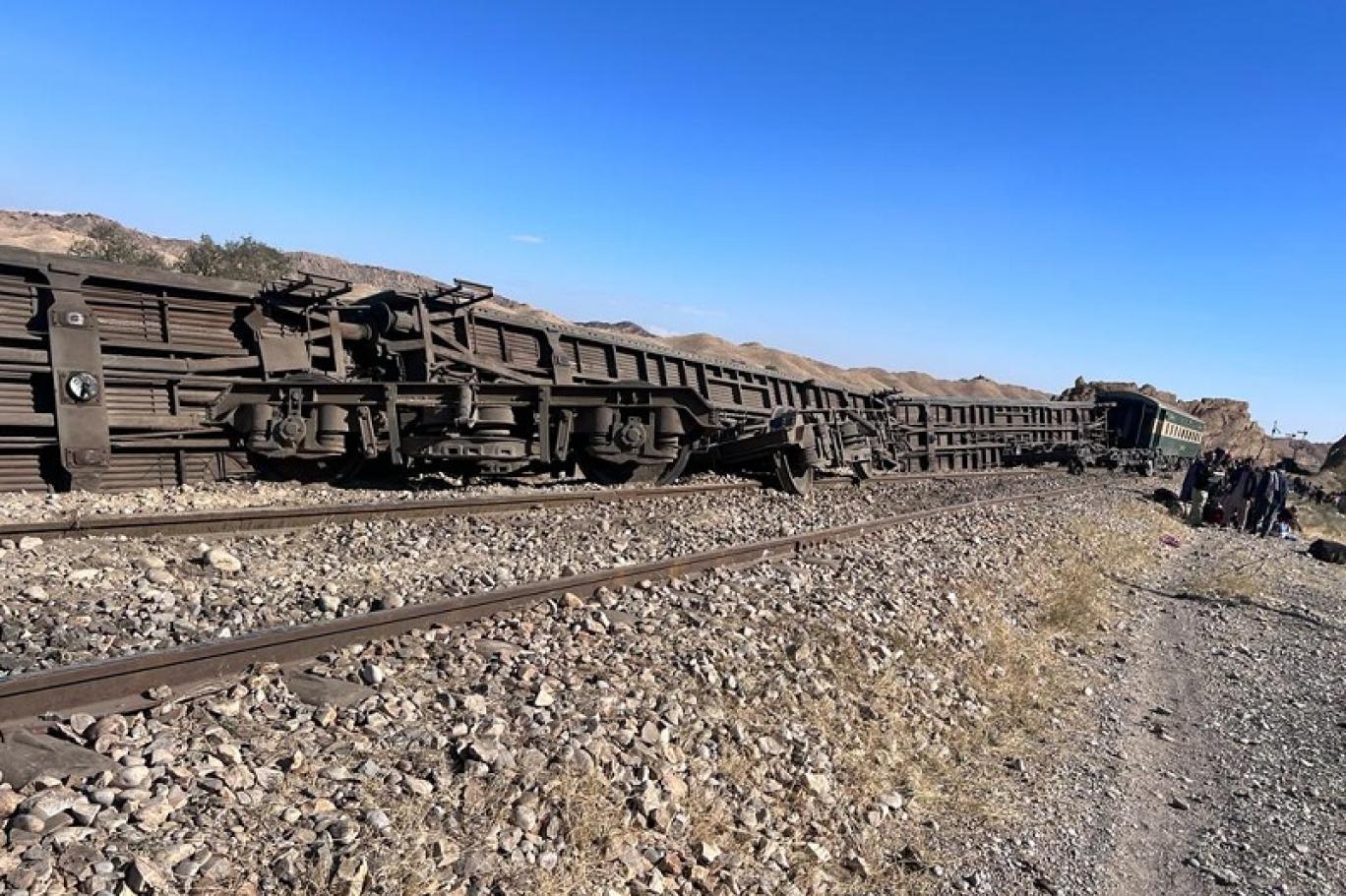 انقلاب قطار في بلوشستان بباكستان بعد تعرضه لتفجير (مواقع التواصل الاجتماعي)