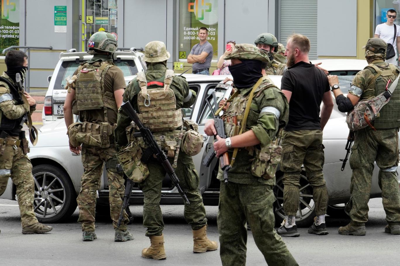 مقاتلو فاغنر أثناء سيطرتهم على مدينة روستوف الروسية (أ ف ب).jpg
