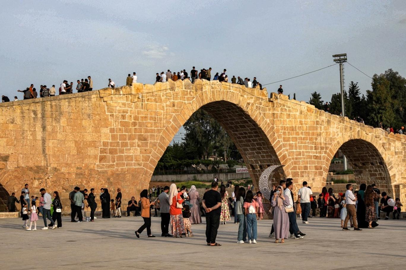 يتجمع الناس على جسر العباسيين («جسر دلال» باللغة الكردية) عبر نهر الخابور في مدينة زاخو بإقليم كردستان شمال العراق (أ ف ب).jpg
