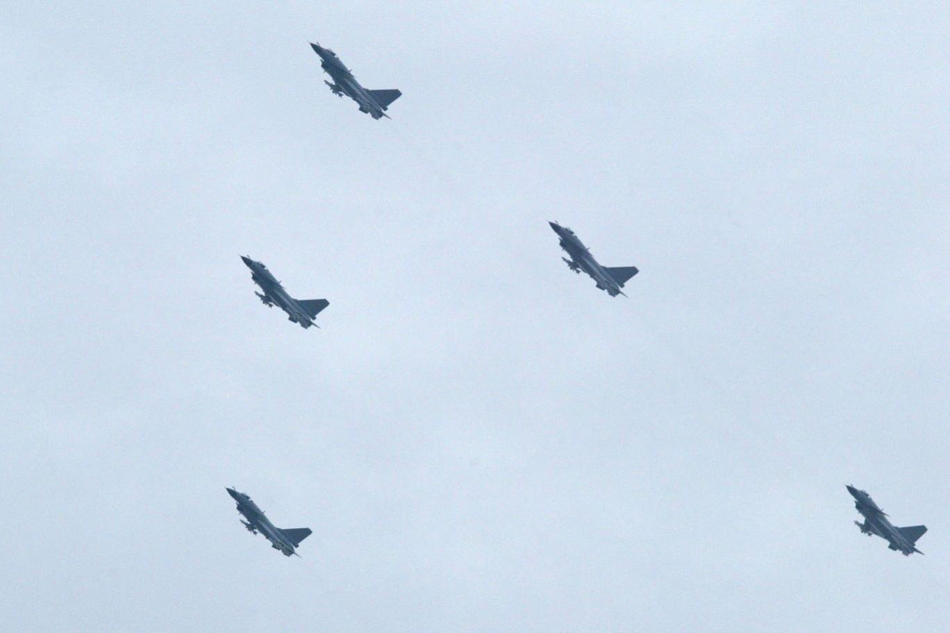 مقاتلات صينية تقدم عرضا عسكريا معتادا (أ ف ب)