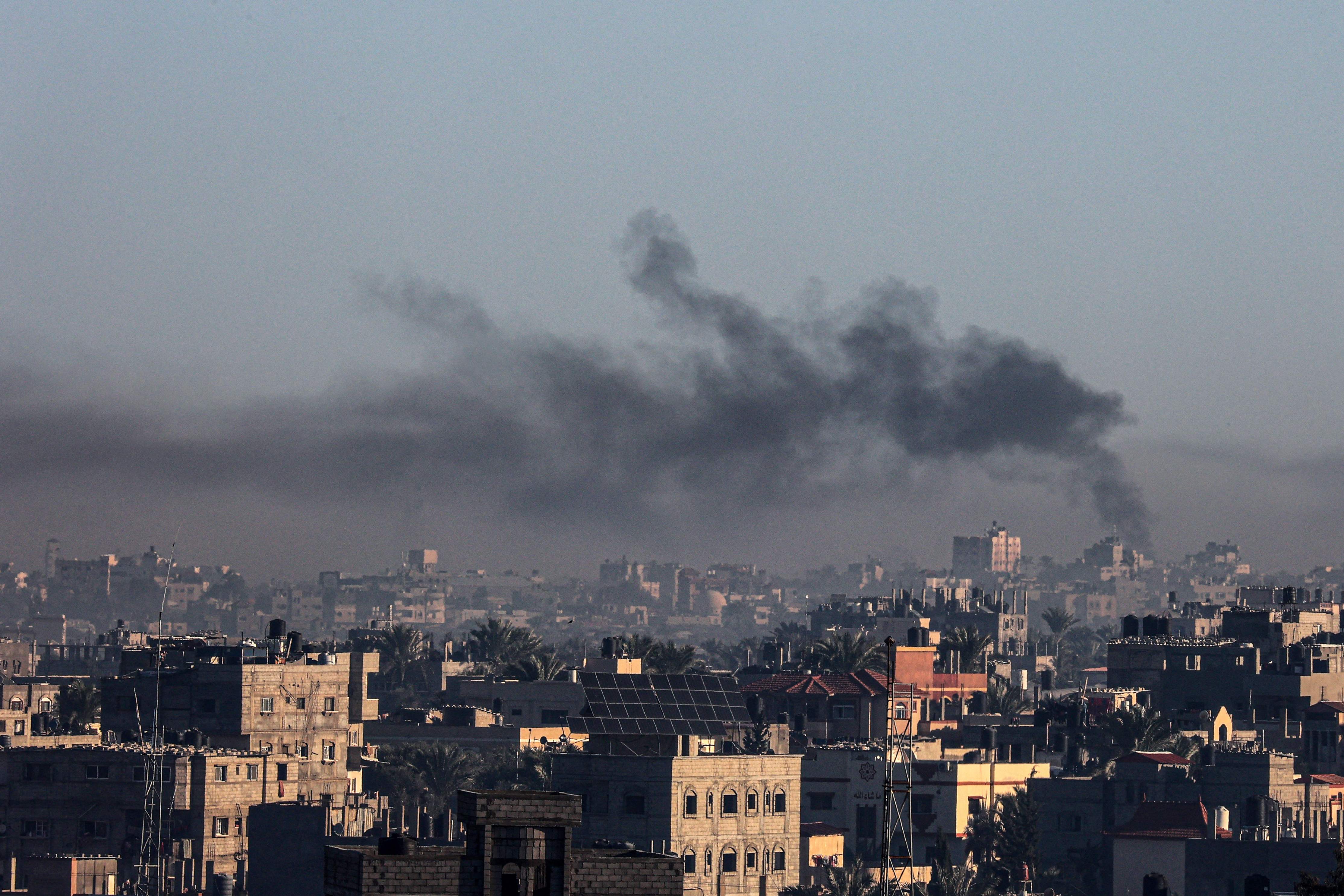 صورة التقطت من رفح تظهر الدخان يتصاعد فوق خان يونس في جنوب قطاع غزة أثناء قصف إسرائيلي في 26 ديسمبر 2023 خلال المعارك بين إسرائيل ومقاتلي حماس