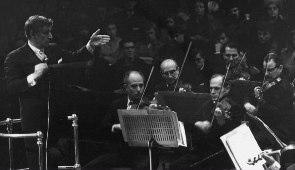 برنشتاين يقود أوركسترا نيويورك الفيلهارمونية