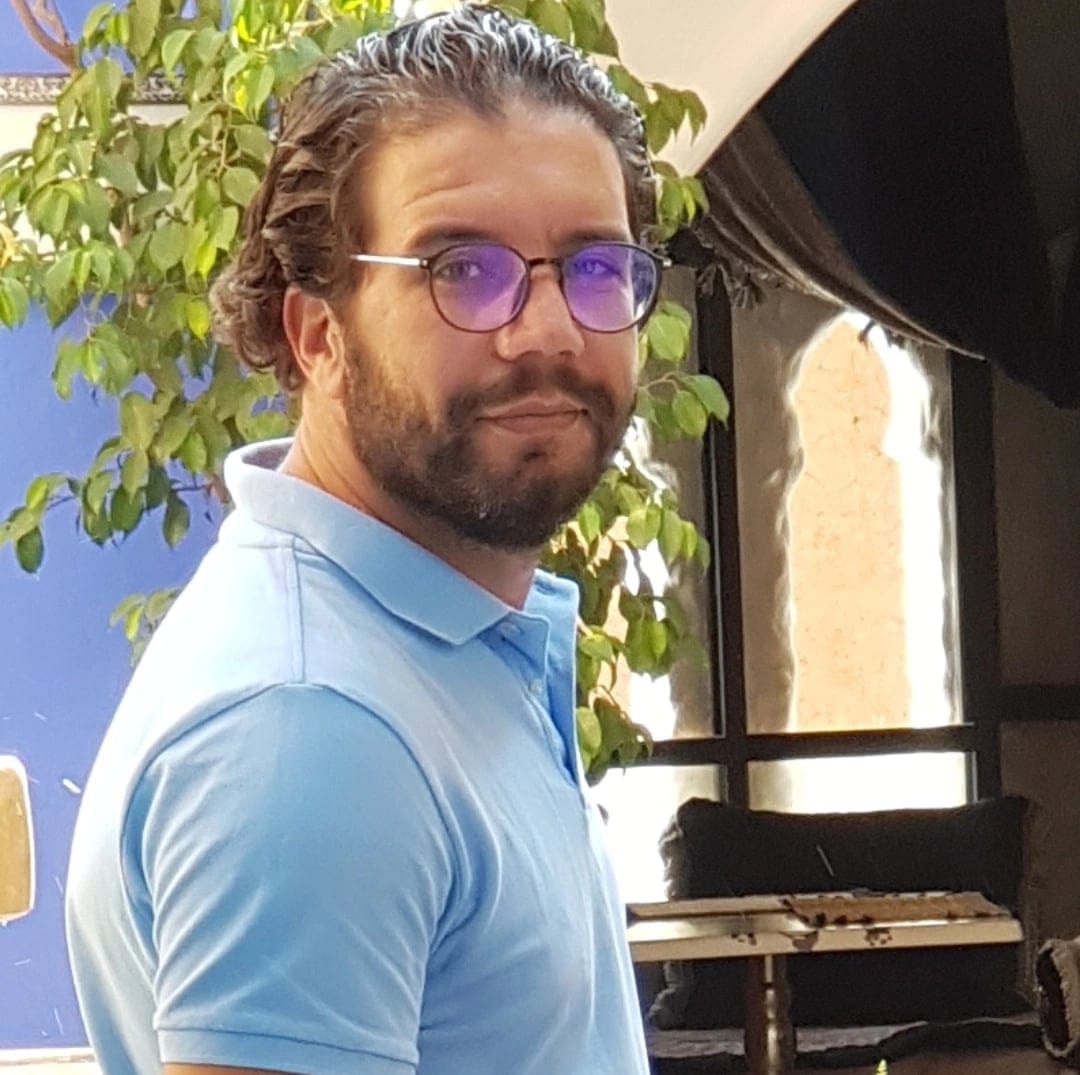 الناقد المغربي سليمان الحقيوي صفحته على فايسبوك.jpg