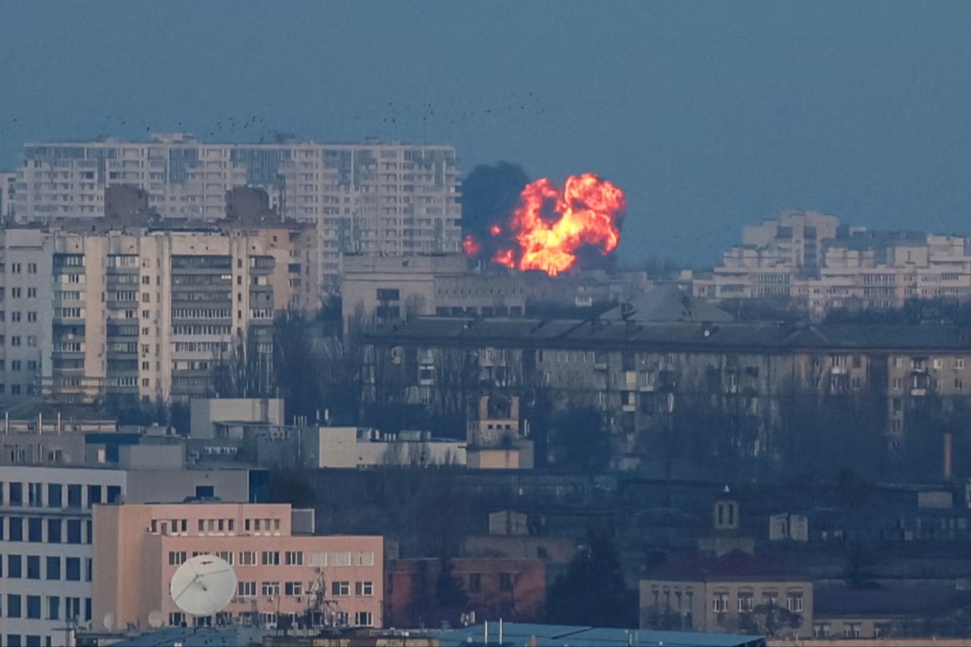 انفجار صاروخ أثناء هجوم بطائرة روسية من دون طيار على كييف (رويترز)