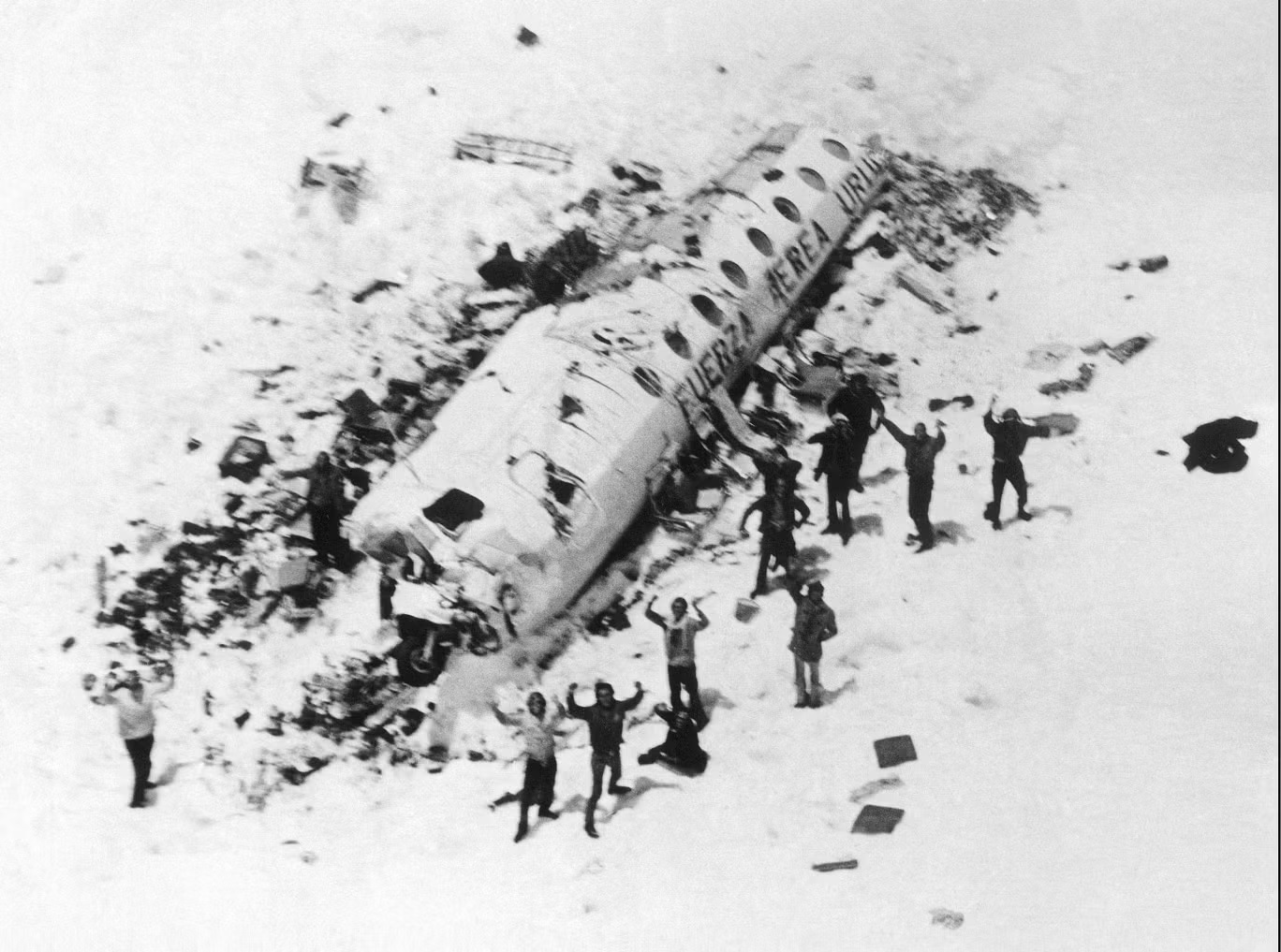 الصور الأولى للناجين في مكان تحطم الطائرة (سيبا/شترستوك)