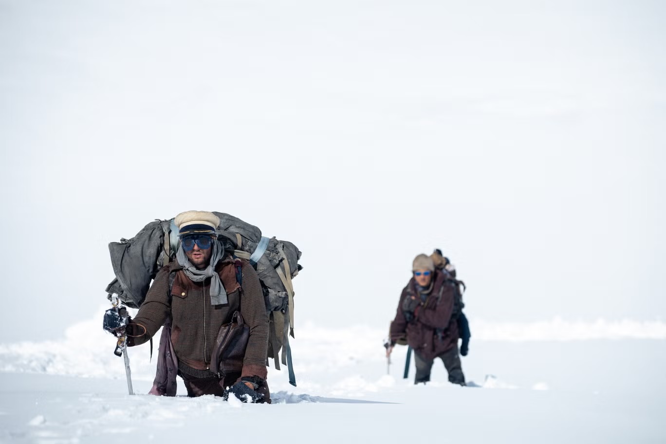 أوغستين ديلا كورتي في دور "فيزينتين" في فيلم "مجتمع الثلج" (نتفليكس)