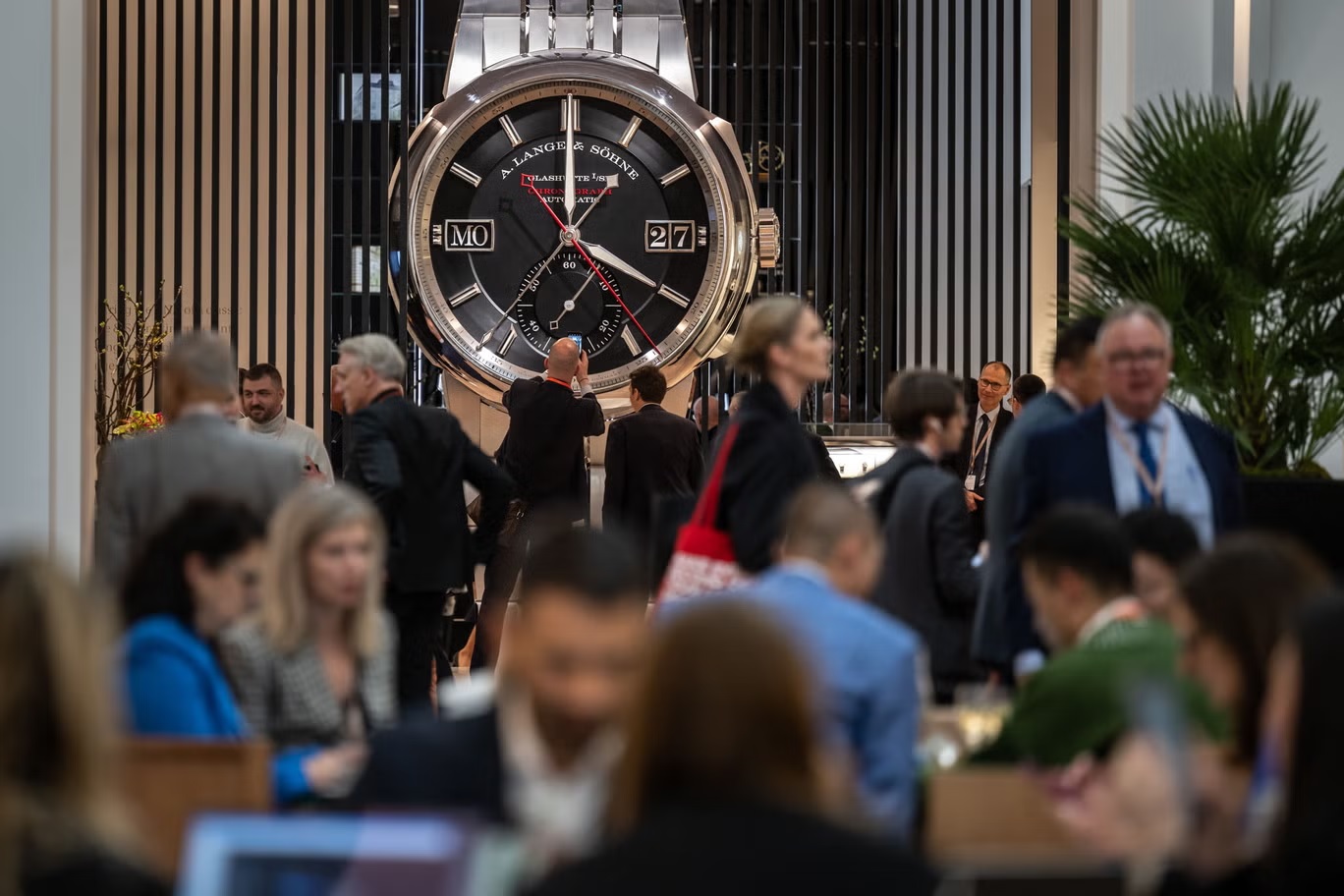 ساعة فاخرة عملاقة من إنتاج الشركة الألمانية "آ لانغه أوند زونه" في معرض "الساعات والعجائب" في جنيف (أ ف ب عبر غيتي)