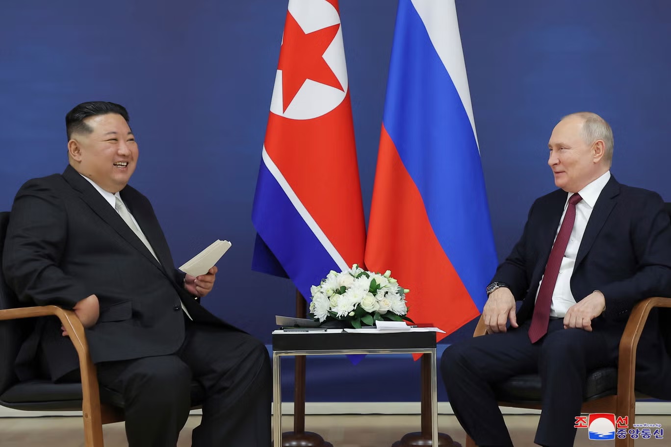 الزعيم الكوري الشمالي كيم جونغ أون والرئيس الروسي فلاديمير بوتين يتحدثان في مركز فوستوتشني الفضائي في سبتمبر 2023 (أ ب)