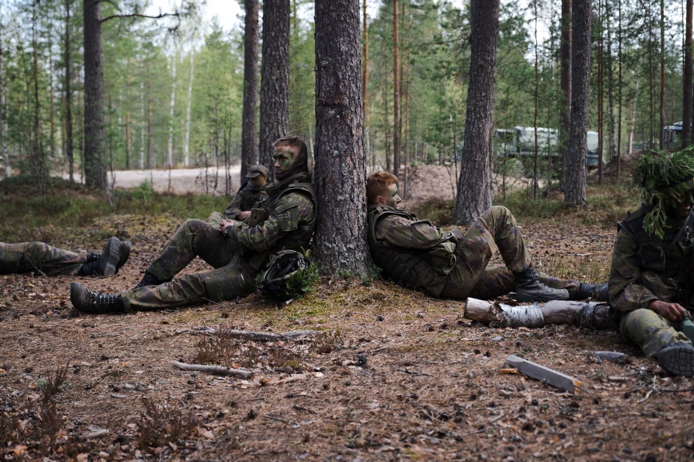 مجندون فنلنديون أثناء استراحة من تدريبهم (وكالة الصحافة الفرنسية/غيتي)