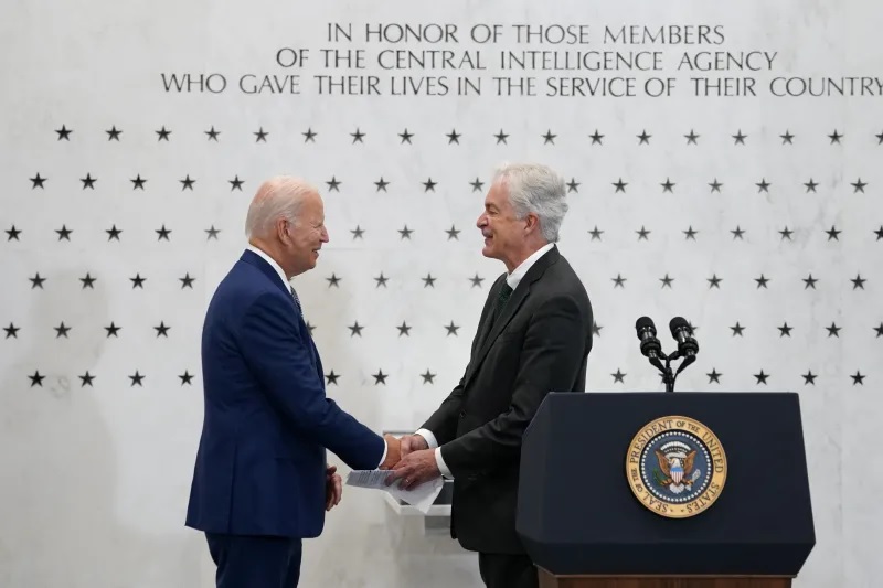 بايدن وبيرنز يتحدثان أمام الجدار التذكاري في مقر وكالة الاستخبارات المركزية في لانغلي، فيرجينيا، يوليو 2022 (كيفن لامارك / رويترز)
