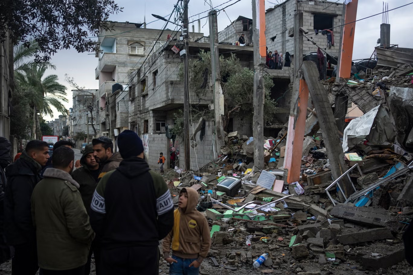 قصف القوات الإسرائيلية المستمر لقطاع غزة أدى إلى نزوح مئات الآلاف (أ ب)