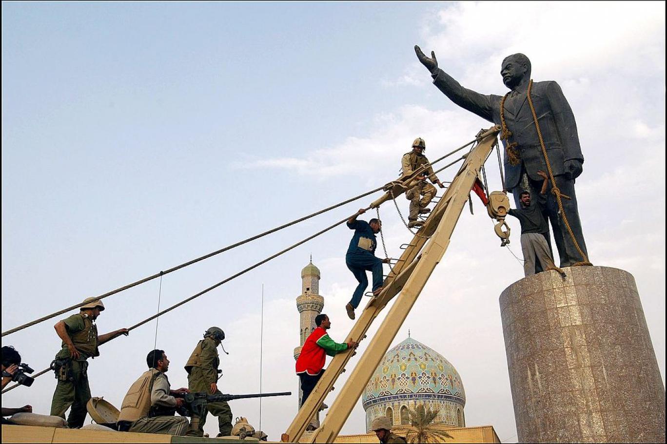 إسقاط تمثال الرئيس العراقي السابق صدام حسين في العاصمة بغداد في 9 أبريل 2003 (غيتي)