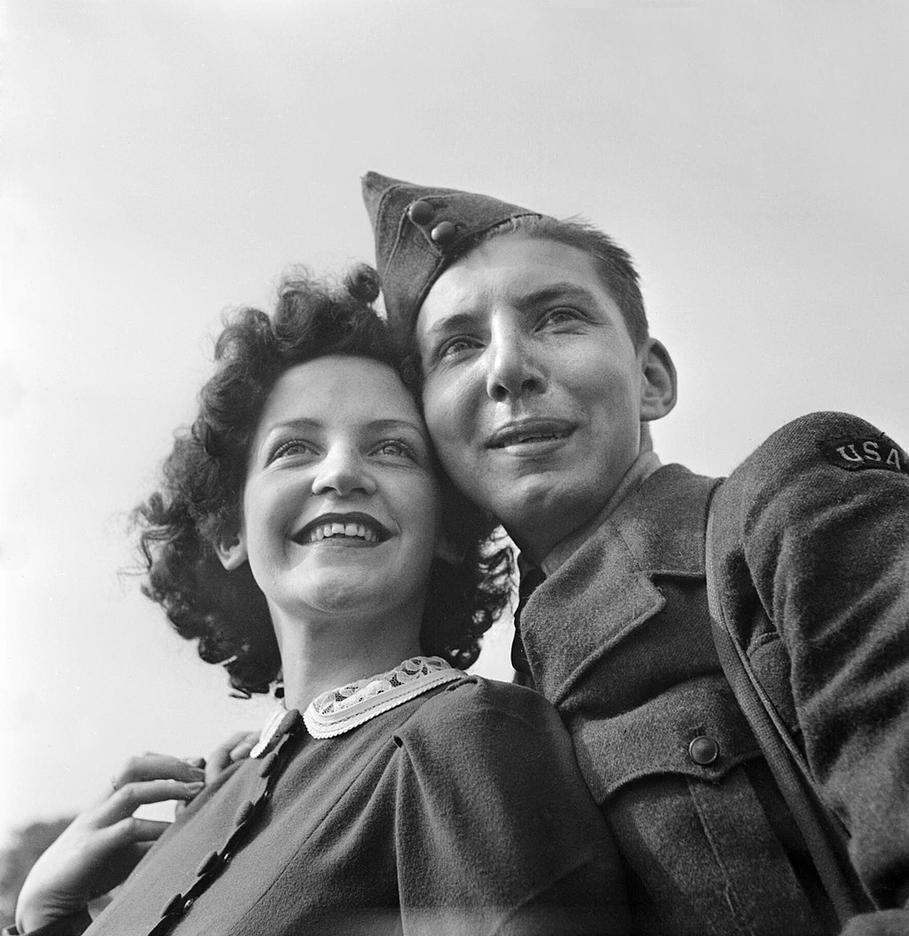 1024px-American_Boy_Meets_British_Girl-_Love_and_Romance_on_the_Home_Front,_Bournemouth,_England,_1941_D4757.jpg