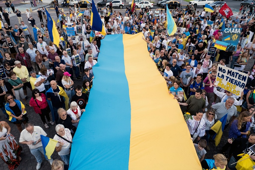 متظاهرون يؤيدون أوكرانيا  في بوينس آيرس، 24 فبراير 2024 (أ ف ب).jpg