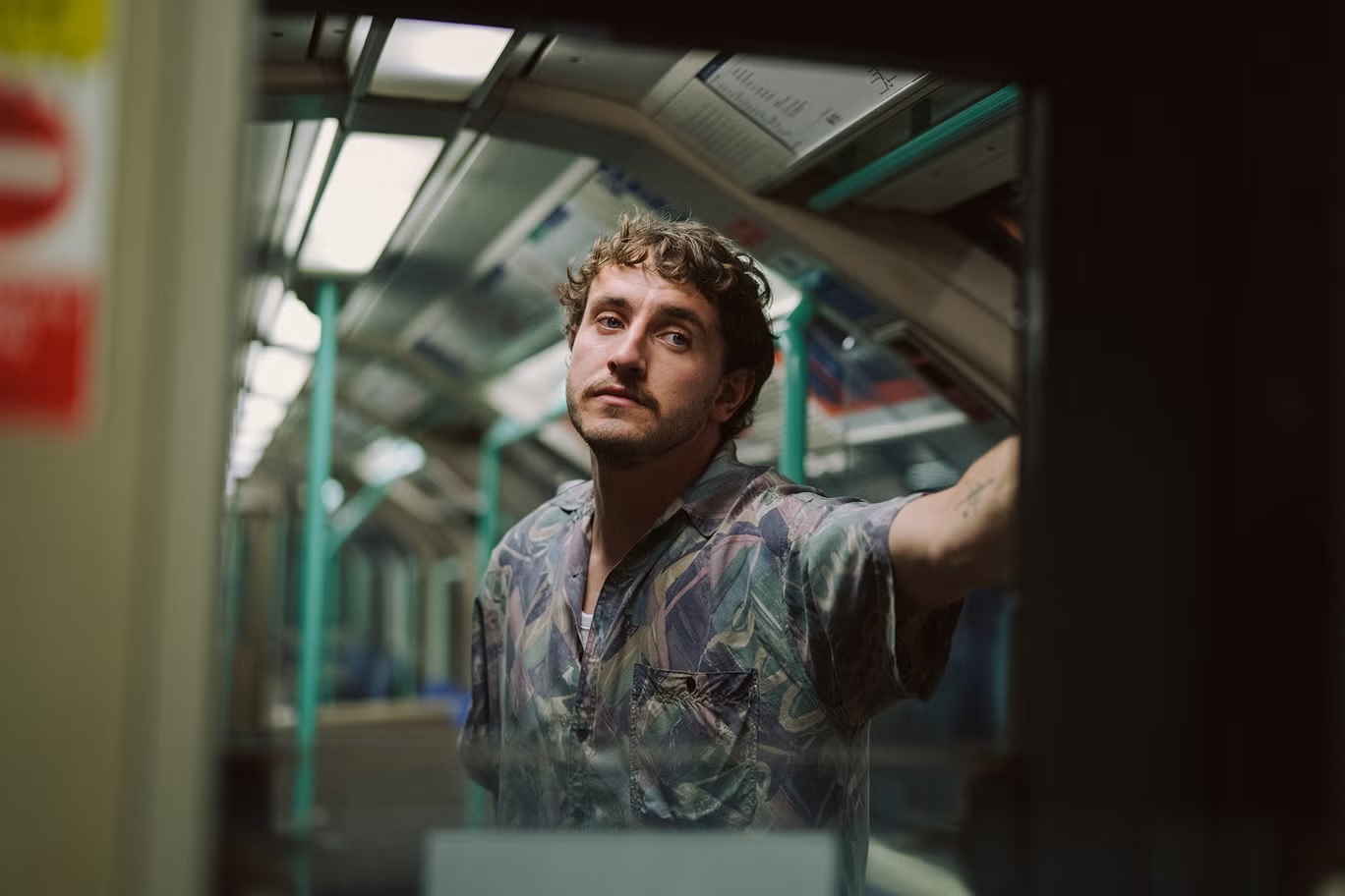 صدمة غير معالجة: بول ميسكال في فيلم "كلنا غرباء" (كريس هاريس/سيرتش لايت)