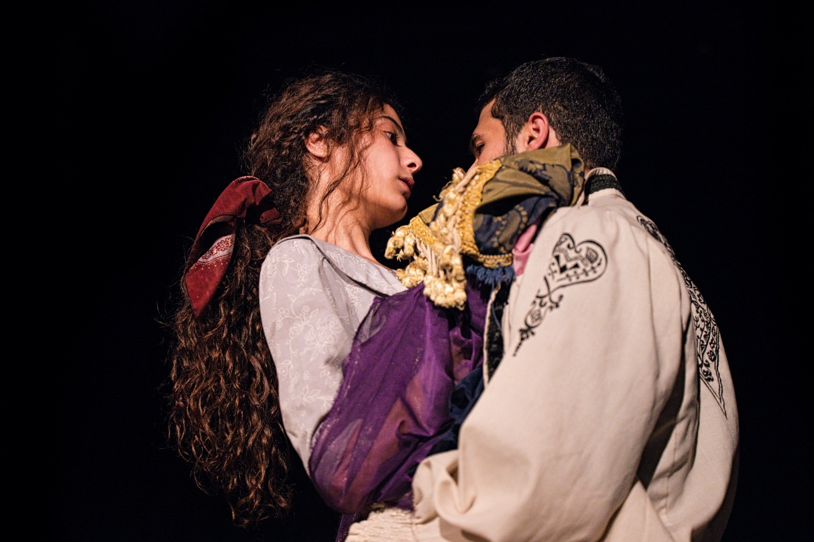 thumbnail_إميليا وياغو في مشهد من العرض السوري.jpg