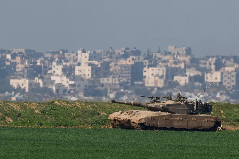 دبابة إسرائيلية بالقرب من غزة، فبراير 2024 (رويترز)