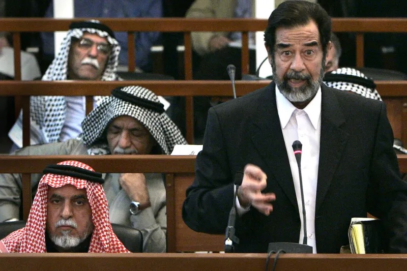 صدام حسين أثناء محاكمته في بغداد، ديسمبر 2005 (رويترز)