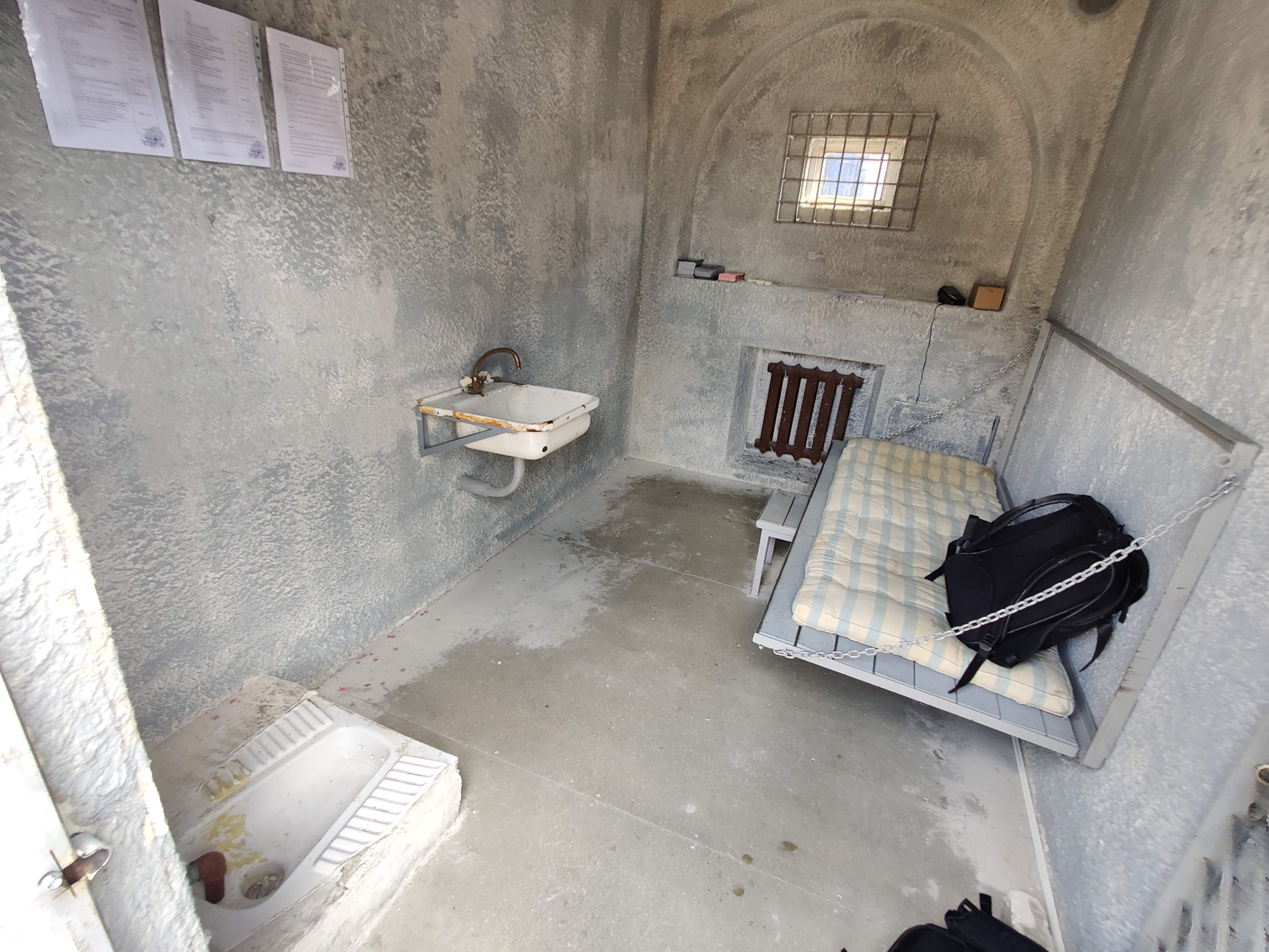مجسم "الزنزانة العقابية" شبيه بتلك التي قضى نافالني فيها 300 يوم، فيلنيوس، ليتوانيا يوليو 2023 (علي شرف الدين/اندبندنت عربية)