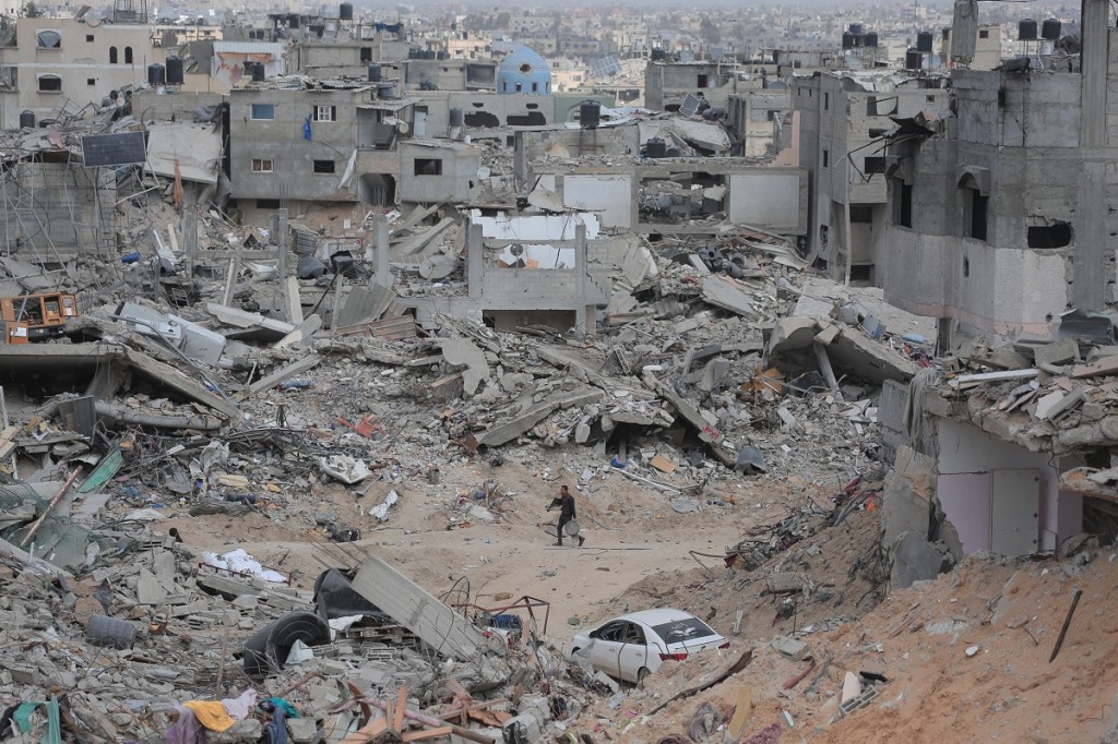 أنقاض المنازل التي دمرها القصف الإسرائيلي في خان يونس جنوب قطاع غزة (أ ف ب).jpg