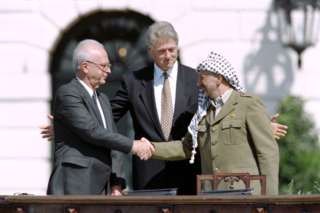 AFP__20150216__ARP4098763__v2__Preview__OsloAccords السلام الأول بين عرفات ورابين في حديقة البيت الأبيض.jpg
