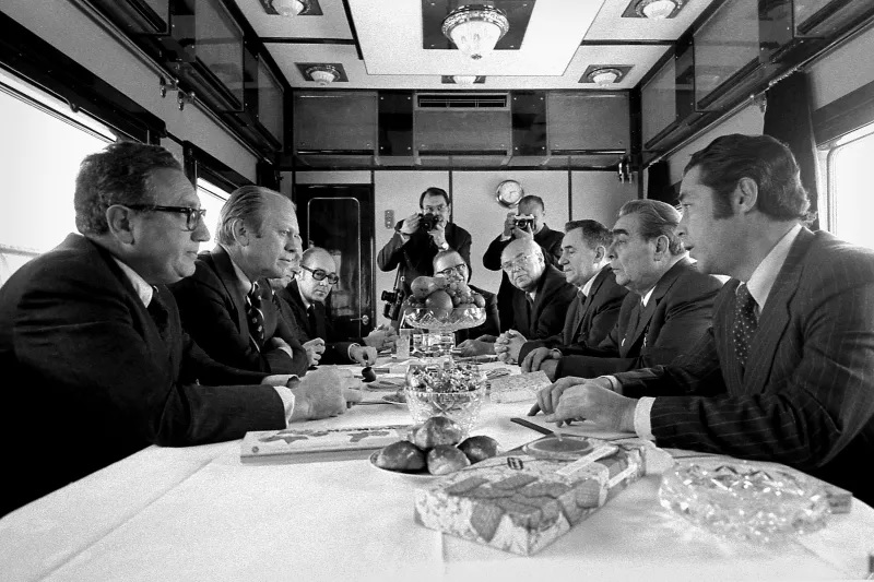 كيسنجر وفورد يتفاوضان حول الحد من التسلح مع الزعيم السوفياتي ليونيد بريجنيف وآخرين قرب فلاديفوستوك، روسيا، نوفمبر (تشرين الثاني) 1974 (مكتبة جيرالد ر. فورد/ رويترز)