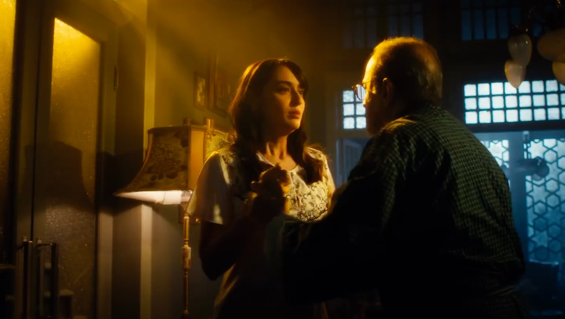 thumbnail_لقطة من مسلسل تاج بين فايا يونان وبسام كوسا.jpg