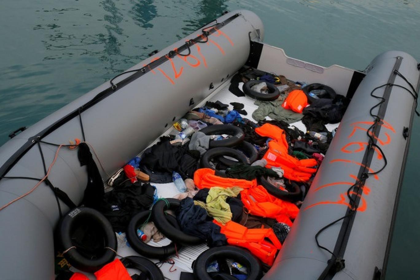 قارب مطاطي يستعمل في عمليات الهجرة غير الشرعية (رويترز).jpg