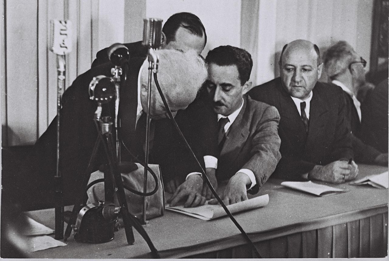 بن غوريون (يسار) يوقع وثيقة إعلان دولة اسرائيل (ويكيبيديا).jpg