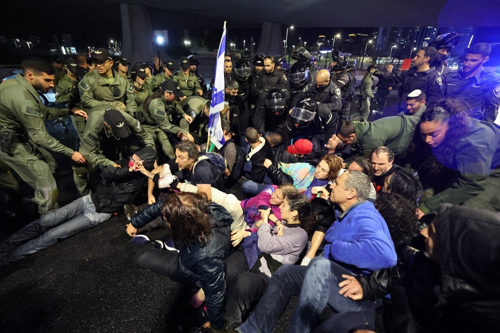 متظاهرون إسرائيليون يطالبون برحيل حكومة نتنياهو (أ ف ب).jpg